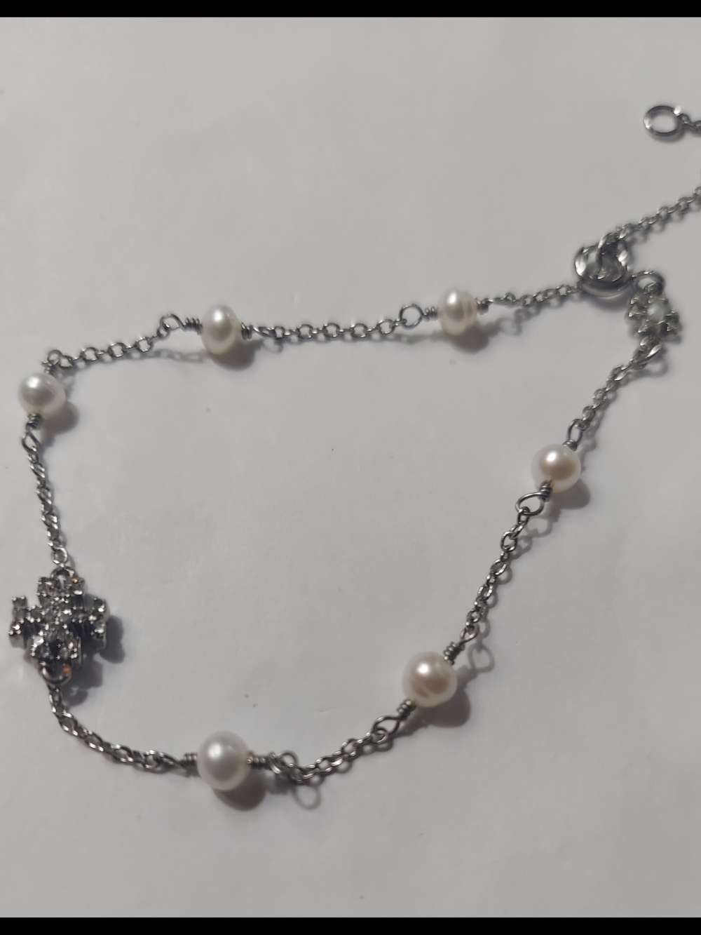 Tory Burch Moondance Pearl Bracelet features a silver-plated chain.